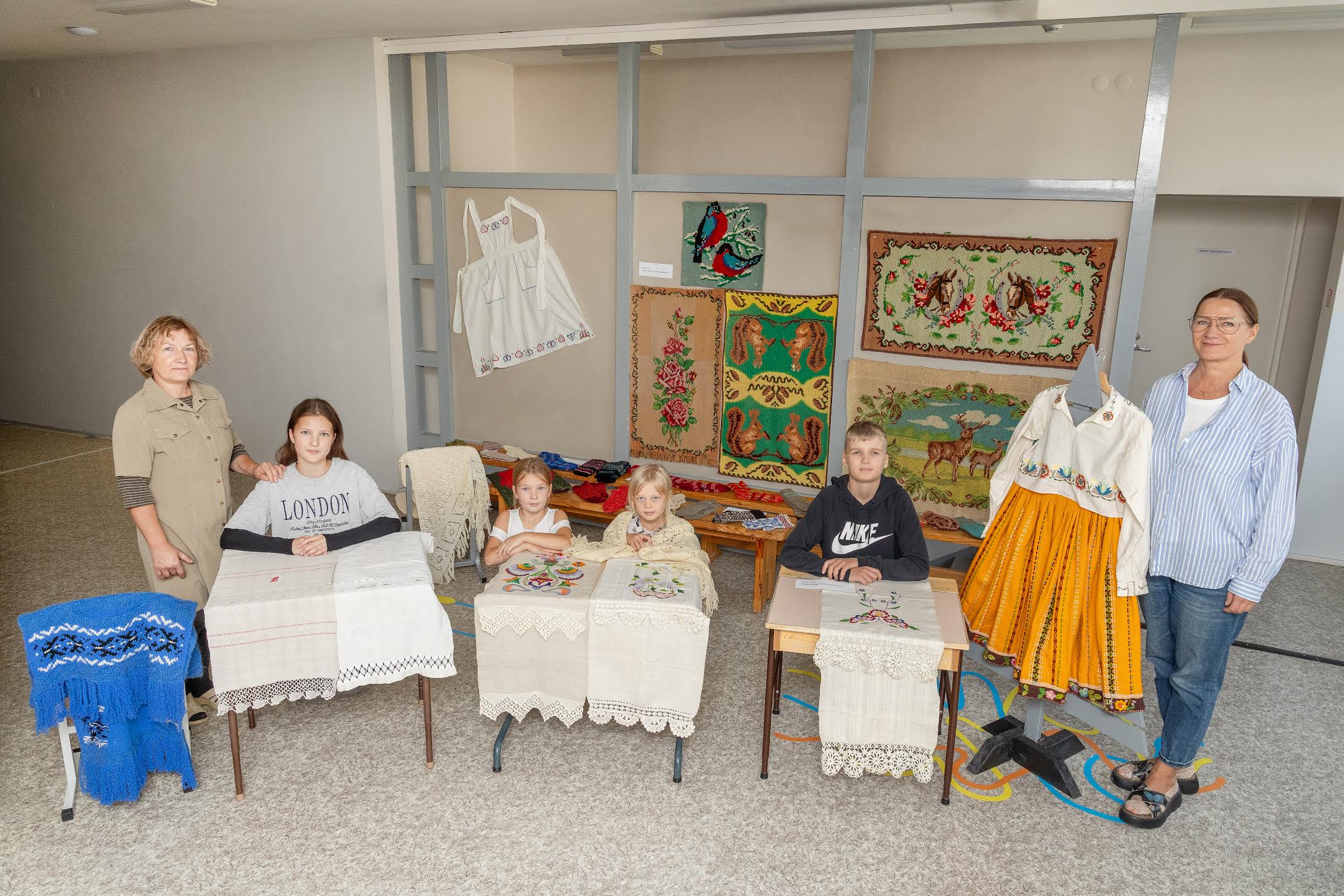 Klassiõpetaja Anne Heier (vasakult), õpilased Luise Maria Perend, Hanna Nora Perend, Adeele Rosali Linder, Jasper Linder ja koolielu korraldaja Aire Kokk Haanja õppekoha teisel korrusel üles seatud näituse juures. FOTOD: Aigar Nagel